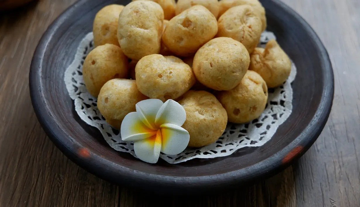 Kerupuk khas Samarinda dan Balikpapan ini memiliki ciri khas yang gurih dan terbuat dari ikan tengiri asli. Tak heran, amplang banyak disukai. (shutterstock/Evy Alisha)