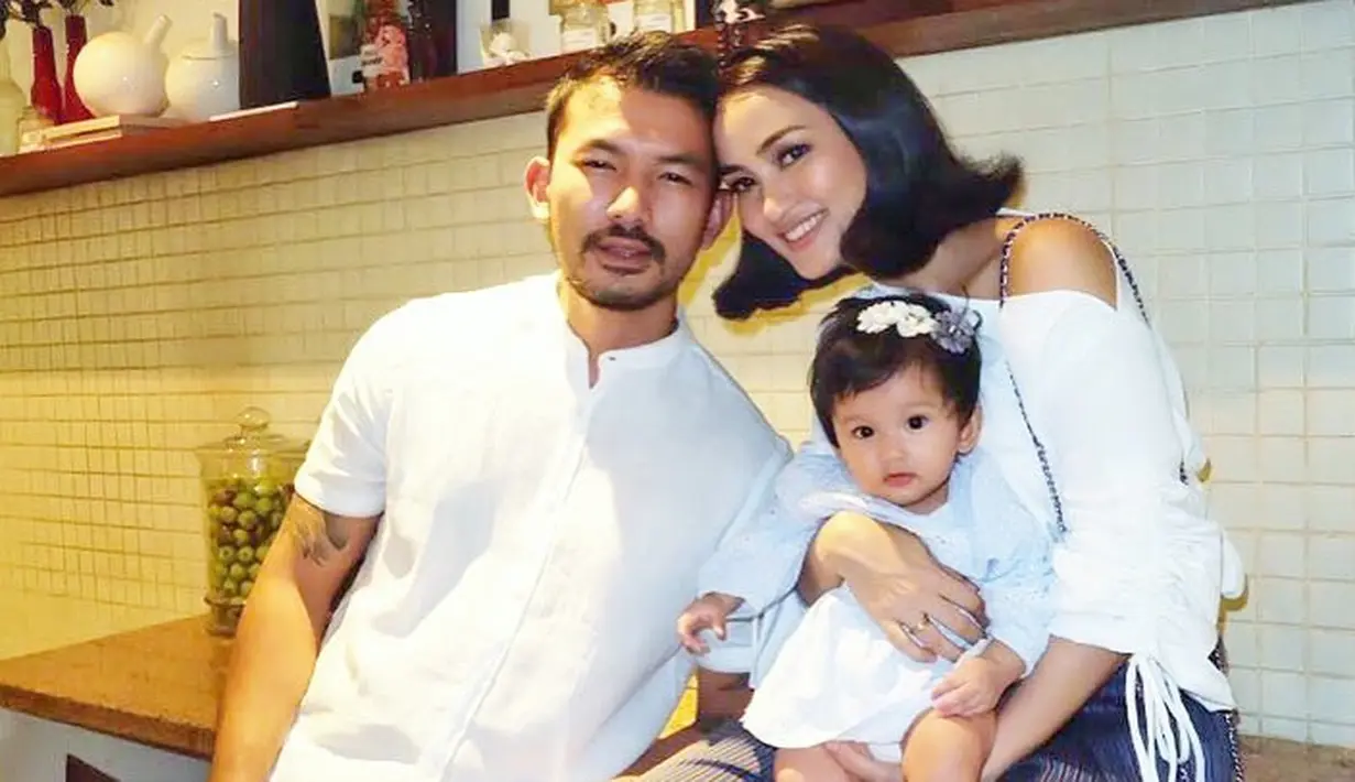 Sejak lahirnya Salma Jihanne Putri Dewanto, kehidupan Atiqah Hasiholan semakin berwarna. Dan di awal tahun 2018 ini, tepatnya pada 3 Januari 2018 kemarin Atiqah genap berusia 36 tahun. (Instagram/riodewanto)