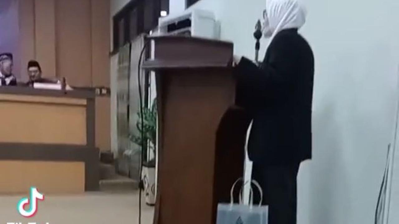 Wanita Ini Bagikan Kisah Inspiratif Ibunya yang Semangat Selesaikan Pendidikan S3 di Usia 71 Tahun, Curi Perhatian