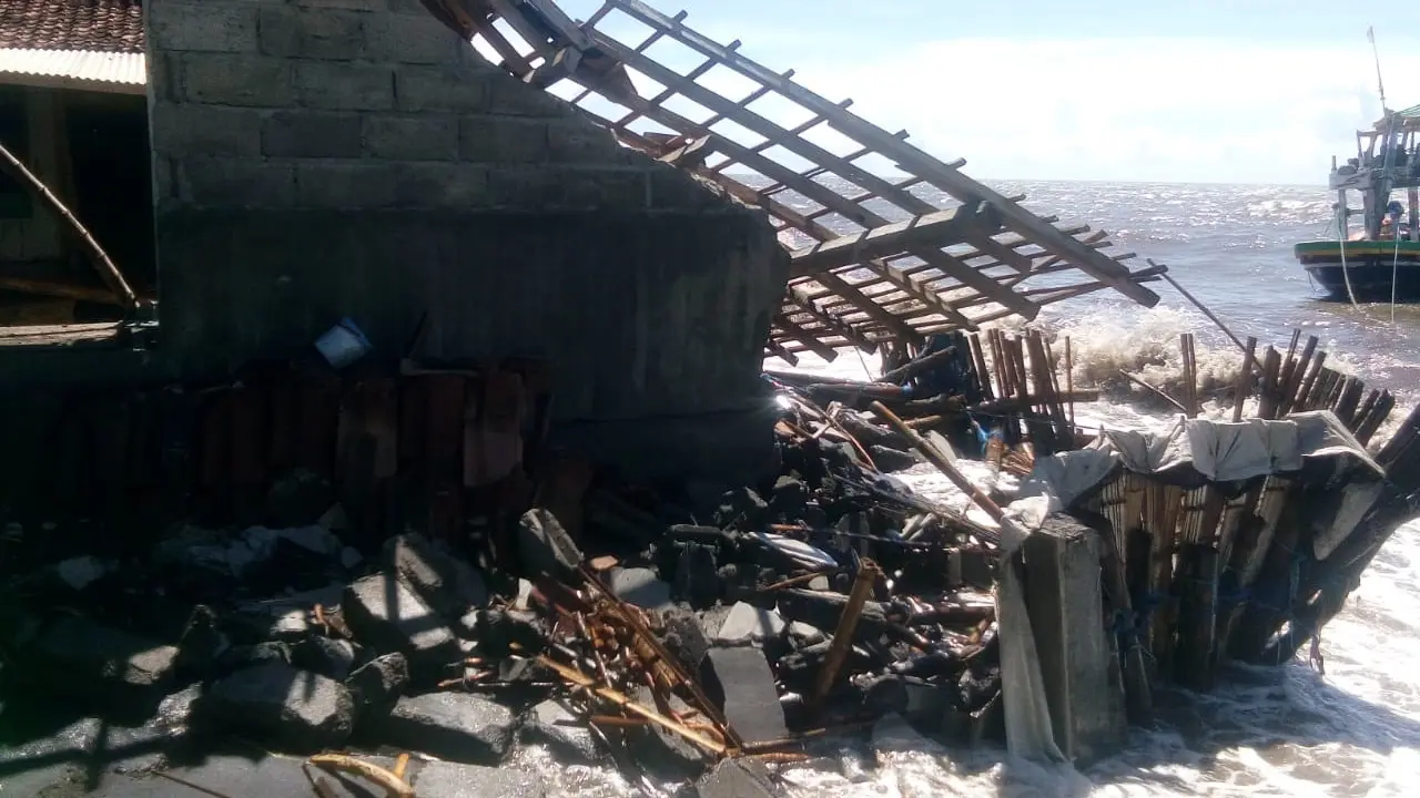 Gelombang tinggi membuat rumah warga di pesisir Pantai Ladangan Situbondo Rusak Parah (Istimewa)
