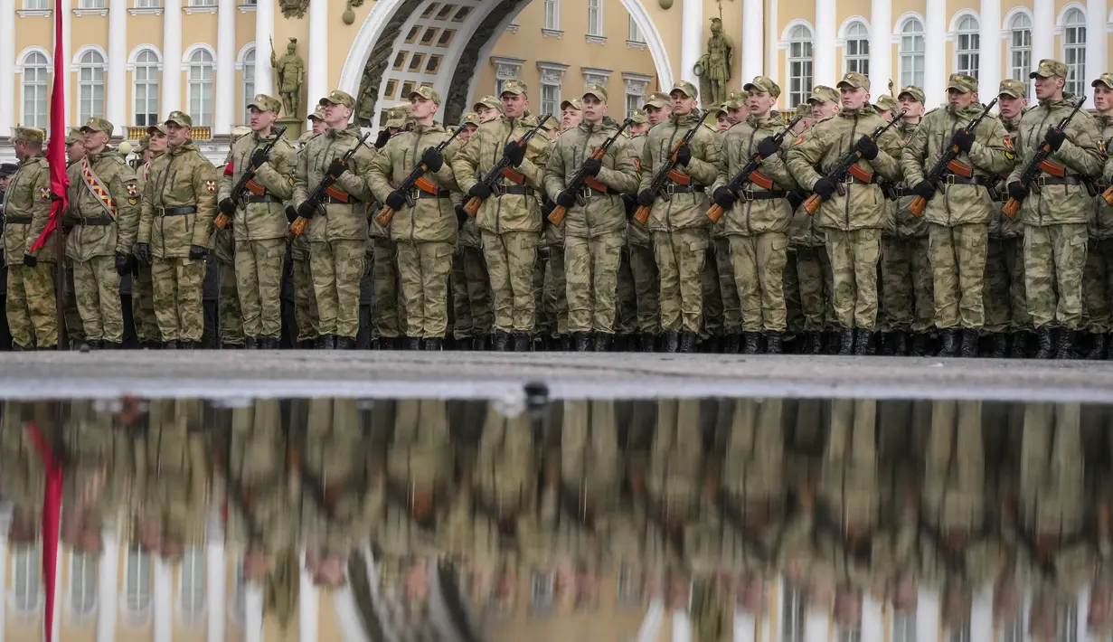 <p>Pasukan mengikuti gladi bersih parade militer Hari Kemenangan Perang Dunia II di St. Petersburg, Rusia, Selasa (26/4/2022). Rusia memperingati 77 tahun kemenangan dalam Perang Dunia II dengan menggelar parade militer yang akan berlangsung di Lapangan Dvortsovaya (Istana) pada 9 Mei 2022 mendatang. (AP Photo/Dmitri Lovetsky)</p>