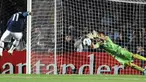 Momen kegagalan Argentina ketika kiper Uruguay Fernando Muslera (kanan) menepis tendangan penalti Carlos Tevez pada laga perempat final Copa America di Sante Fe, 16 Juli 2011. AFP PHOTO/JUAN MABROMATA
