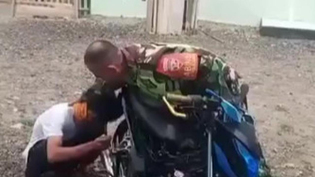 Anggota TNI Gregetan Paksa Tempelkan Kuping Pemuda ke Knalpot Brong