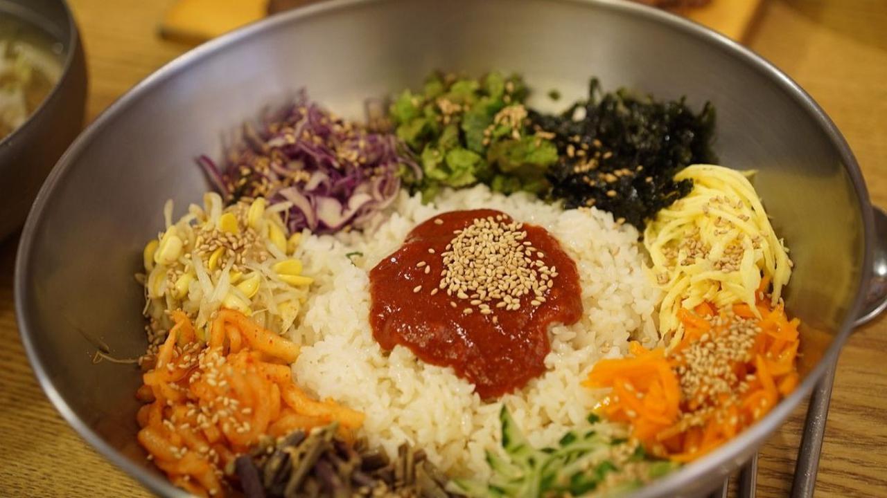 4.&nbsp;Mencampur makanan di Korea
