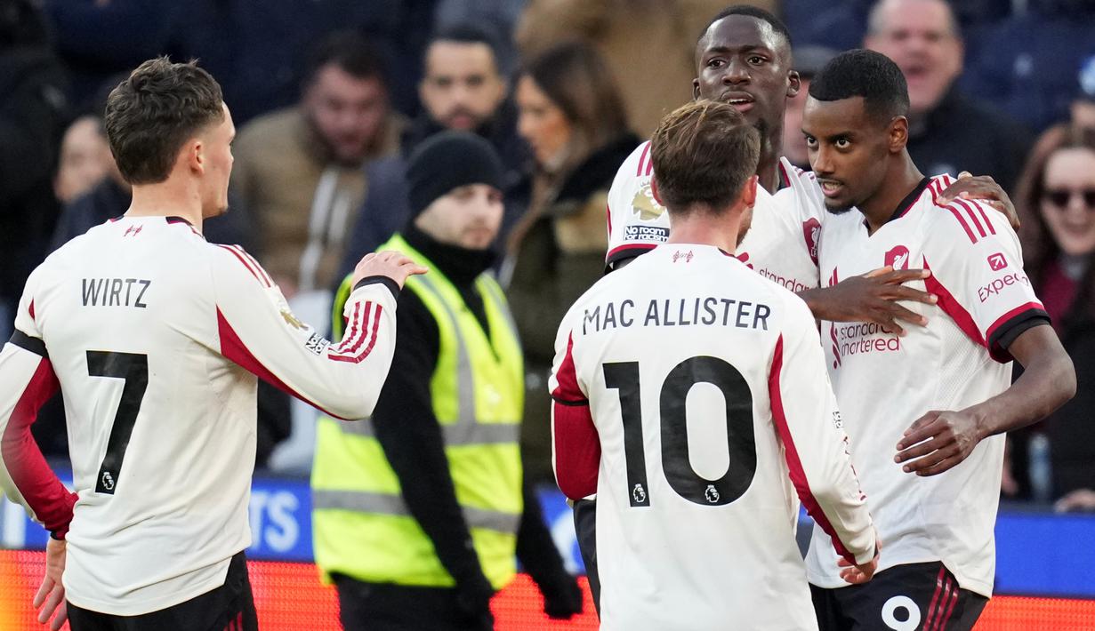 Pemain Liverpool, Alexander Isak (kanan) melakukan selebrasi setelah mencetak gol ke gawang West Ham dalam laga Liga Inggris 2025/2026 di London Stadium, London, Inggris, Minggu (30/11/2025) waktu setempat. (AP Photo/Kirsty Wigglesworth)