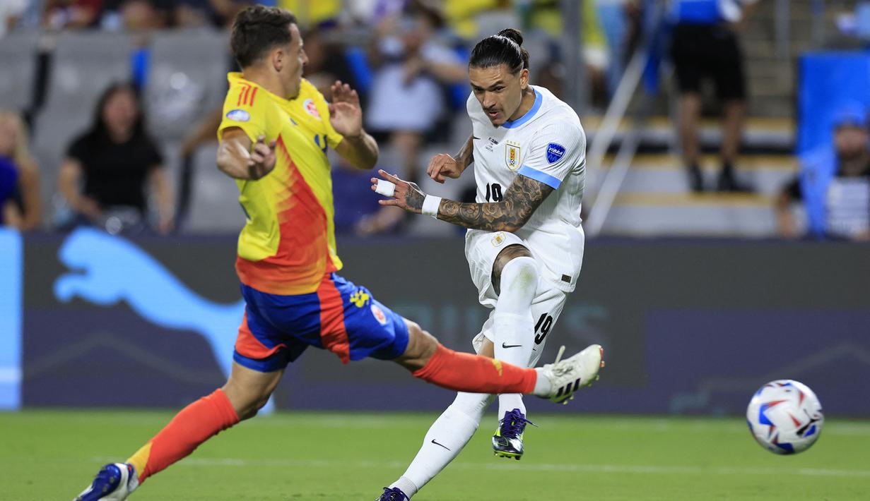 Striker Timnas Uruguay, Darwin Nunez (kanan) melepaskan tendangan yang berusaha diblok oleh seorang pemain Timnas Kolombia pada laga semifinal Copa America 2024 di Bank of America Stadium, Charlotte, Amerika Serikat, Kamis (11/7/2024) pagi WIB. (AFP/Getty Images/Buda Mendes)