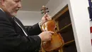 Ahli biola, Phillip Injeian menjelaskan biola Stradivarius pada konferensi pers di New York, Kamis (6/8/2015). Biola yang dibeli dengan harga Rp2,7 miliar itu kembali ke pemiliknya setelah hilang dicuri selama 35 tahun. (REUTERS/Shannon Stapleton)