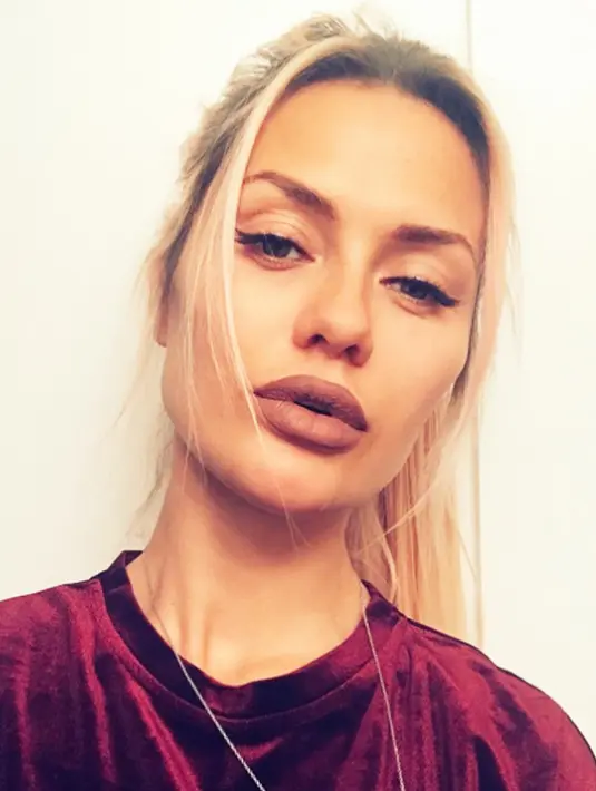 Ekspresi Victoria Bonya saat selfie. Petugas keamanan bandara AS menanyakan hubungan Victoria Bonya dengan agen mata-mata Rusia dan Presiden Vladimir Putin. (Instagram/ victoriabonya)