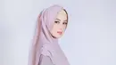 Dengan langkah percaya diri, ia berjalan di atas panggung, menampilkan sisi baru dirinya yang lebih menawan. [@kimbrlyryder].