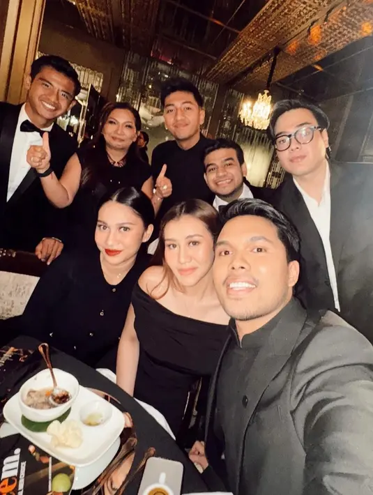 Di tengah sorotan acara peluncuran brand kecantikan, Aaliyah Massaid dan Azizah Salsha tampil kompak serba hitam untuk mendukung suami masing-masing, Thariq Halilintar dan Pratama Arhan, yang didaulat sebagai brand ambassador. [@ochiipramita/@aaliyah.massaid].