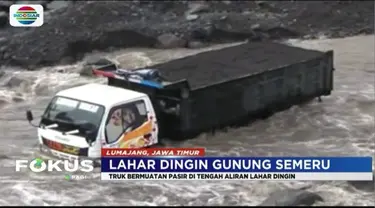 Akibat sopir tak mengindahkan peringatan, truk bermuatan pasir ini terjebak di lahar hujan Gunung Semeru.