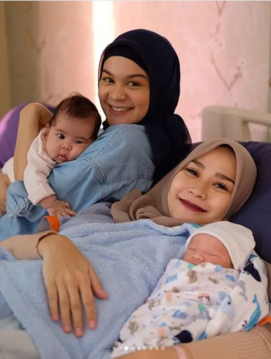 Melalui akun instagramnya, istri sutaradara Hanung Bramantyo itu mengungkapkan pengalaman berbeda dari sebelumnya saat melakukan operasi caesar. Apalagi saat batuk, sakitnya lebih lagi. (Instagram/zaskiadyamecca)