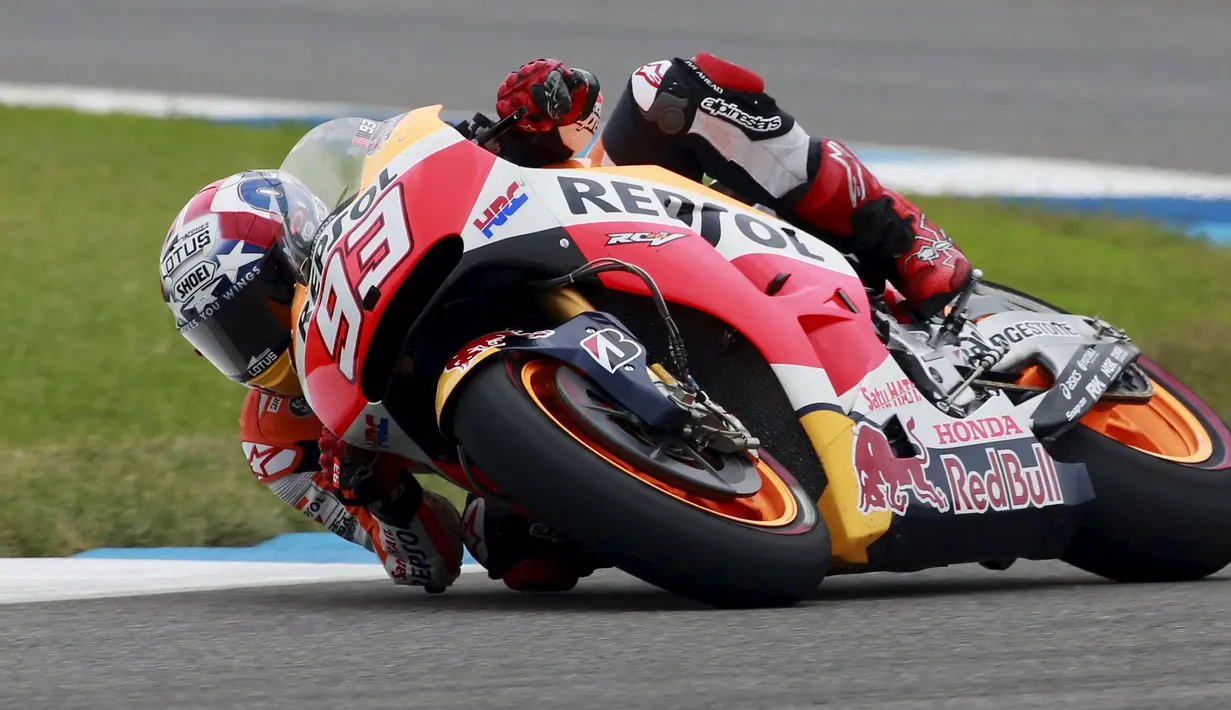 Pembalap Repsol Honda, Marc Marquez saat beraksi di sirkuit Indianapolis, Amerika Serikat, Minggu (9/8/2015). Marc Marquez dinobatkan sebagai juara setelah Finish pertama pada seri kali ini. (REUTERS/Brent Smith)