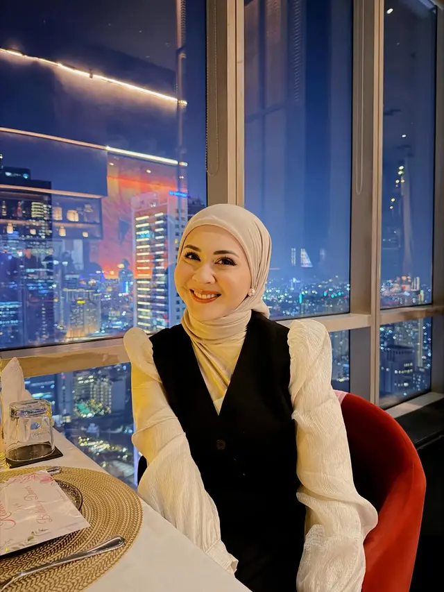 Kesha Ratuliu Rayakan Ulang Tahun ke-28 dengan Birthday Dinner Romantis, Tampil Elegan dalam Nuansa Monokrom