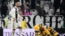 Ekspresi penyerang Juventus, Cristiano Ronaldo (kiri) saat pemain Parma mencetak gol ke gawang Juventus dalam lanjutan Serie A Italia di Allianz Stadium, Turin, Sabtu (2/2). Juventus ditahan imbang Parma dengan skor 3-3. (Marco BERTORELLO/AFP)