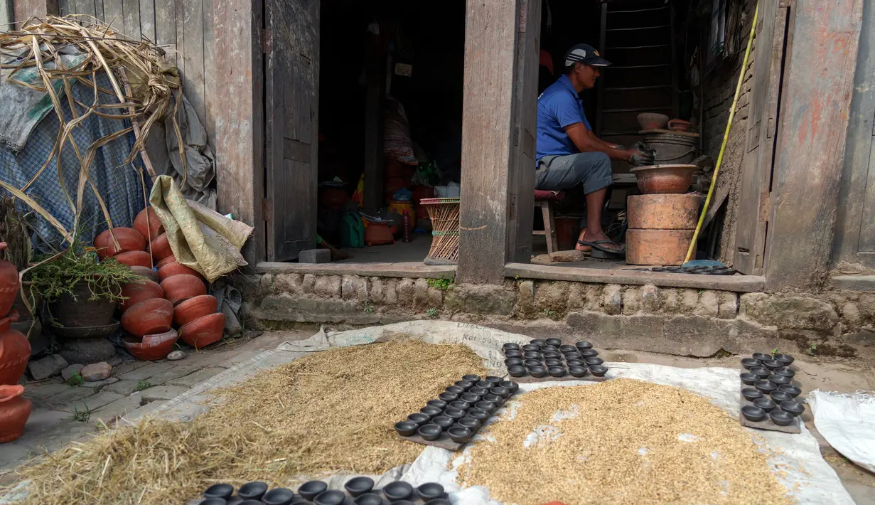 Seorang pembuat tembikar membuat lampu tanah untuk Festival Tihar atau Yama Panchak di Bhaktapur, Nepal, 21 Oktober 2022. Selama festival lima hari yang mirip dengan Festival Diwali di India tersebut, umat Hindu mendekorasi rumah dan tempat ibadah mereka. (AP Photo/Niranjan Shrestha)