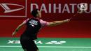 Pebulu tangkis tunggal putra Indonesia Jonatan Christie saat bertanding melawan sesama pebulu tangkis tunggal putra Indonesia Shesar Hiren Rhustaviti pada babak 16 besar turnamen Daihatsu Indonesia Masters 2023 di Istora Senayan, Jakarta, Kamis (26/1/2023). Jonatan Christie menang atas Shesar Hiren Rhustavito dengan skor 21-16 dan 21-15. (Liputan6.com/Herman Zakharia)