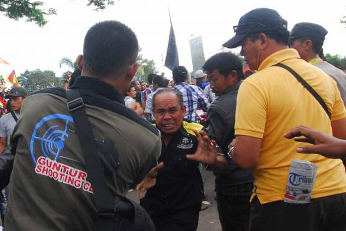 Dipasang kawat berduri, ratusan massa marah dengan polisi