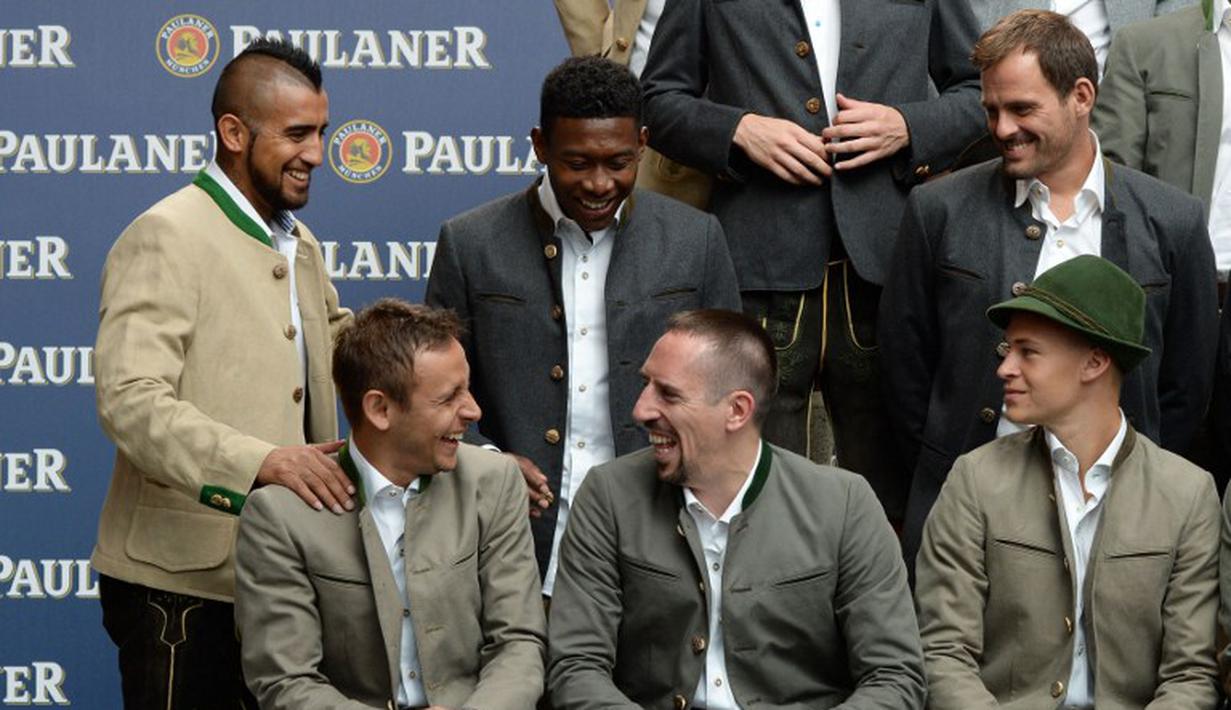 Pemain-pemain Bayern Munchen menikmati sesi foto dengan kostum tradisional Bavaria. (AFP Photo/Christof Stache)