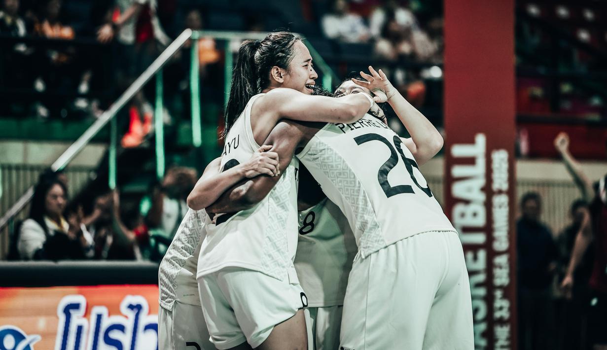 Tangis haru pemain Timnas basket 3x3 putri Indonesia usai memastikan meraih emas di SEA Games 2025 yang berlangsung di Stadion Nimibutr, Bangkok, Kamis (11/12/2025) petang WIB. (Dok. Perbasi/Ariya Kurniawan)