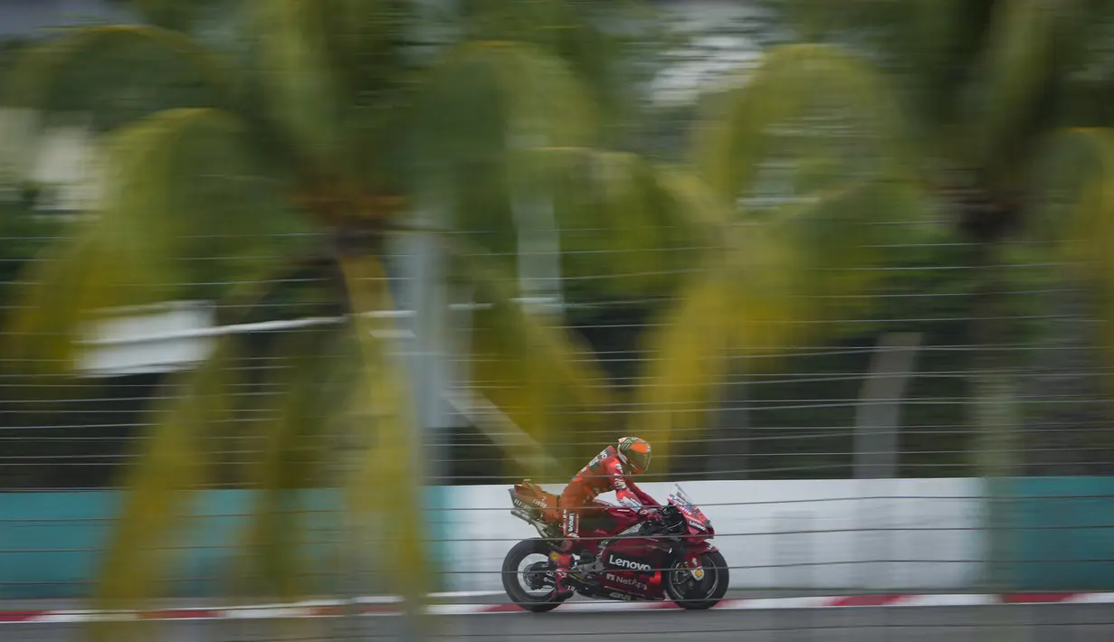 Francesco Bagnaia pun mengambil alih posisi yang ditinggalkan Jorge Martin di posisi terdepan. Menyusul di belakangnya adalah Enea Bastianini dan Fabio Quartararo. Posisi tiga besar pun terus bertahan di sepanjang sisa balapan. (AP/Vincent Thian)