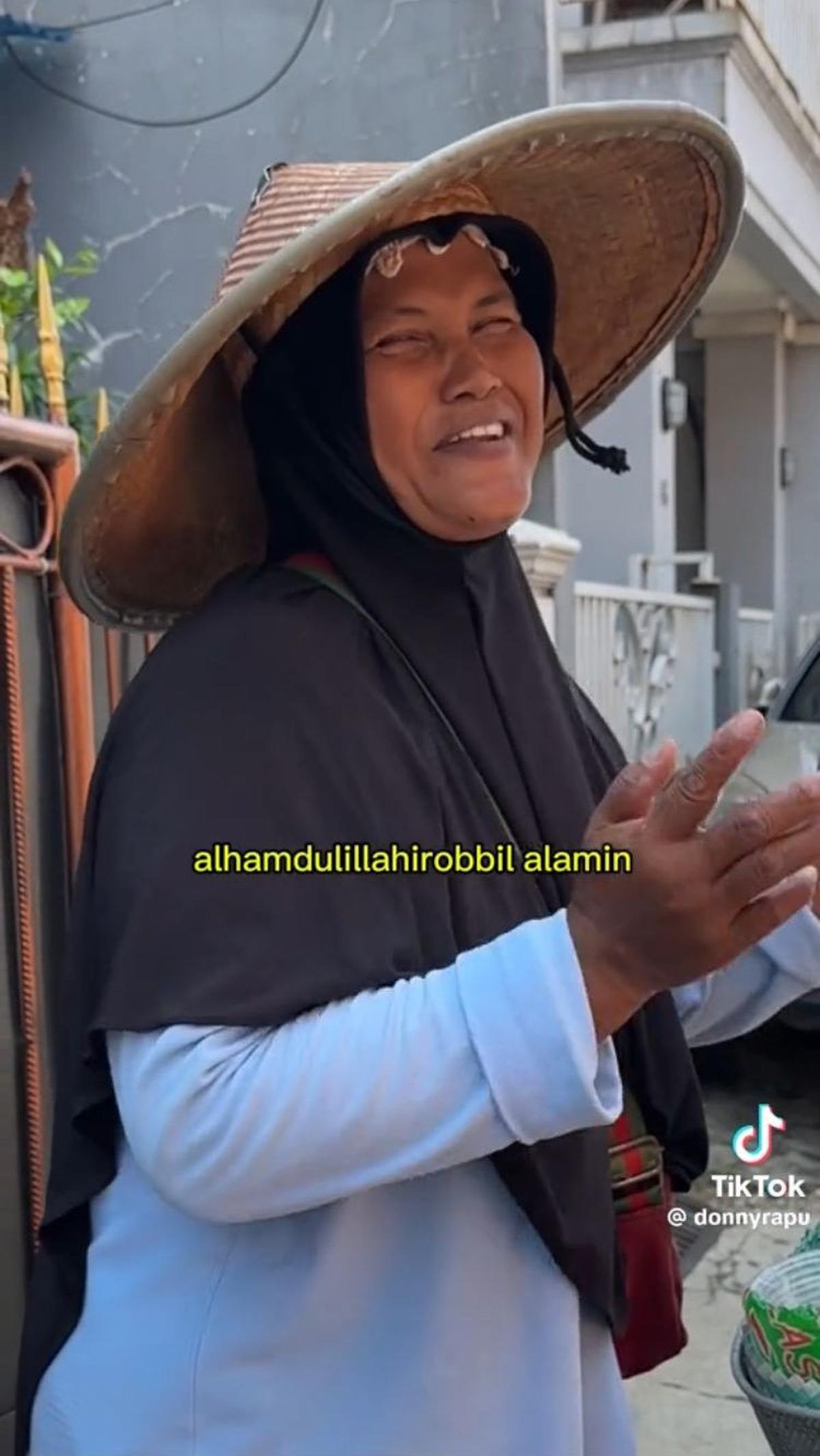 Saat mendengar bubur sumsumnya akan diborong, Ibu Ita pun tampak sangat senang sambil berkata 'Alhamdulillah'.