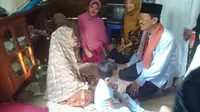 Wali Kota Palembang mengunjungi salah satu warganya yang menderita kelumpuhan (Liputan6.com / Nefri Inge)