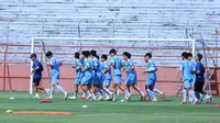 Para pemain Timnas Vietnam U-17 menggelar sesi latihan di Stadion Gelora 10 Nopember Tambaksari, Sabtu (18/4/2026) jelang duel menghadapi Timnas Indonesia U-17 pada Piala AFF U-17 2026. (Bola.com/M. Iqbal Ichsan)