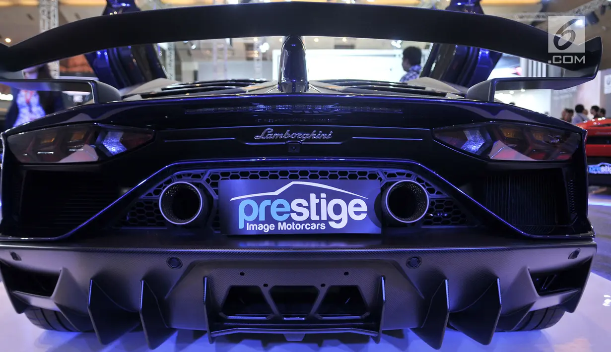 Penampakan bagian belakang Lamborghini Aventador SVJ saat dipamerkan di ajang Indonesia International Motor Show (IIMS) 2019, Jiexpo Kemayoran, Jakarta, Minggu (28/4/2019). (merdeka.com/Iqbal Nugroho)