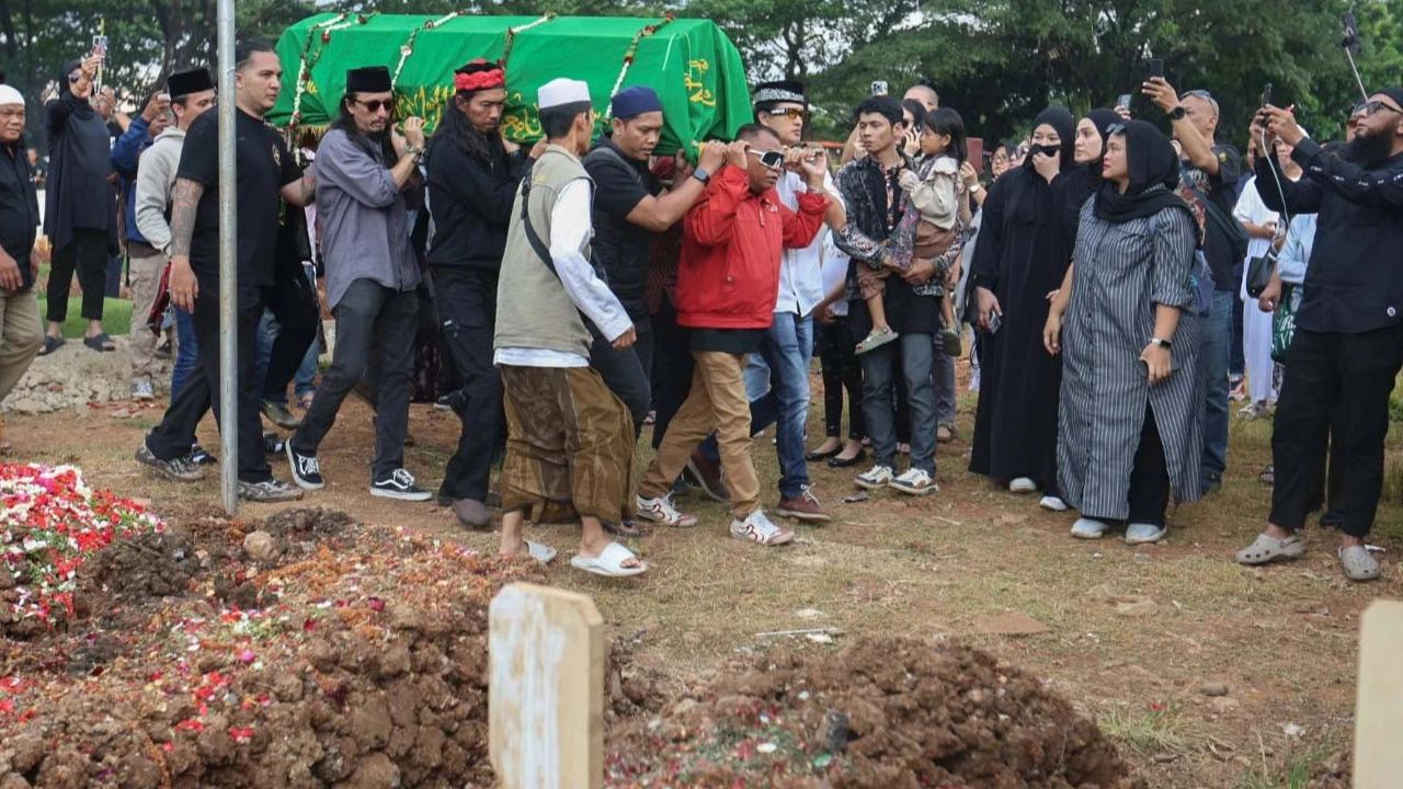 FOTO: Duka Mendalam Mengiringi Pemakaman Gary Iskak di Tanah Kusir