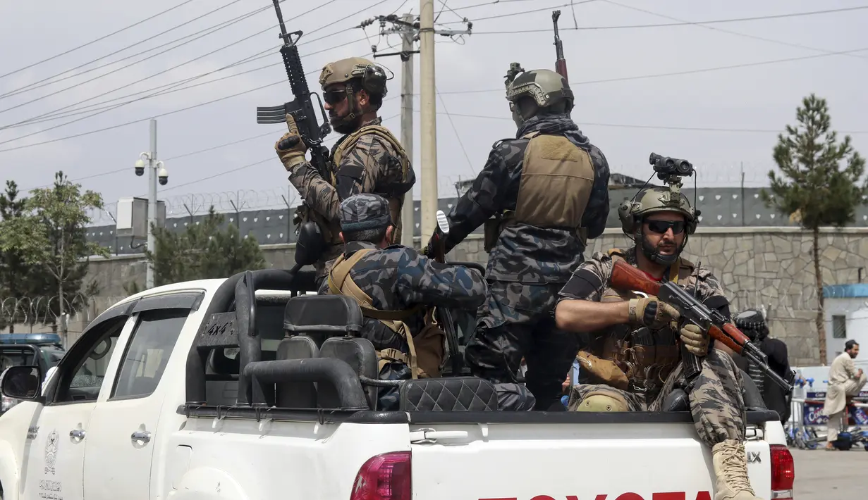 Pasukan khusus Taliban tiba di dalam Bandara Internasional Hamid Karzai setelah penarikan militer AS, di Kabul, Afghanistan, Selasa (31/8/2021).  Taliban menguasai penuh bandara internasional Kabul pada Selasa, setelah pesawat AS meninggalkannya landasan pacu. (AP Photo/Khwaja Tawfiq Sediqi)