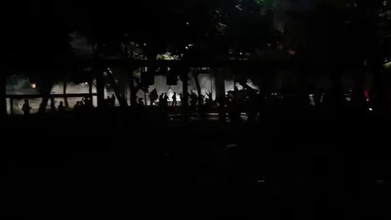 Massa Serang Kantor Polres Kota Bekasi, Polisi Balas Tembakkan Gas Air Mata