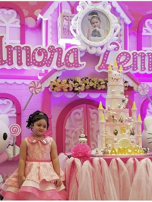 Tidak banyak undangan dalam ultah Amora ke-5 tahun tersebut. Pesta hanya dihadiri oleh kerabat dan teman dekat saja. Salah satu selebriti hadir adalah Ayu Ting Ting. Ia mengaku diundang secara khusus oleh Krisdayanti. (Instagram/susan_zhuang)