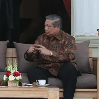 Presiden Joko Widodo (Jokowi) dengan Presiden keenam RI Susilo Bambang Yudhoyono (SBY) berbincang santai dan minum teh bareng di beranda Istana Merdeka, Jakarta, Kamis (9/3). (Liputan6.com/Angga Yuniar)
