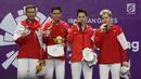 Ganda putra Indonesia, Kevin Sanjaya S/Marcus F Gideon dan Fajar Alfian/M Rian Ardianto di podium kemenangan usai Final Bulutangkis Asian Games 2018 di Istora GBK, Jakarta, Selasa (28/8). Indonesia meraih emas dan perak. (Liputan6.com/Helmi Fithriansyah)