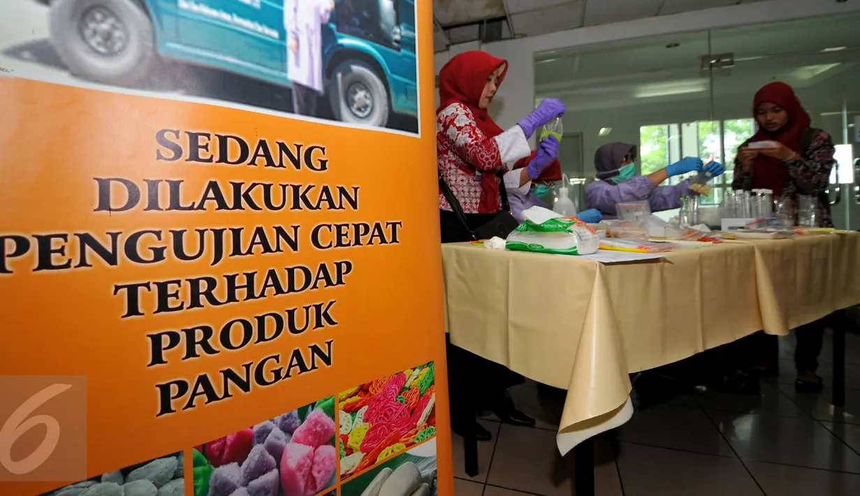 Sejumlah petugas BPOM tengah memeriksa kandungan makanan di sebuah pasar modern di Pasar Minggu, Jakarta, Kamis (9/7/2015). Sidak dilakukan guna menjaga kualitas makanan jelang Lebaran. (Liputan6.com/Yoppy Renato)