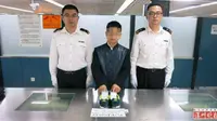 Seorang pemuda yang mencoba menyelundupkan 1.000 berlian, ditangkap oleh petugas bea cukai saat melintasi perbatasan Hong Kong menuju China. (Shanghaiist)