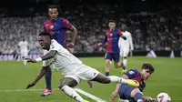 Real Madrid menelan kekalahan 0-4 dari Barcelona pada laga pekan ke-11 La Liga di Santiago Bernabeu, Minggu (27/11/2024) dini hari WIB. (AP Photo/Bernat Armangue)