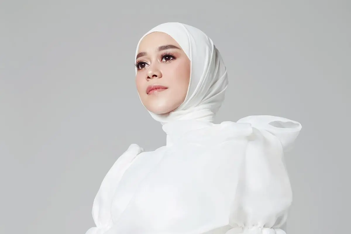 Lesti Kejora dalam Balutan Hijab Putih Penuh Pesona