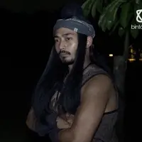 Demi mencari nafkah dan menjaga keselamatannya, Yama Carlos menginap di lokasi syuting.