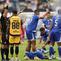 Wasit Ko Hyung-jin memberikan kartu merah kepada pemain Persija Jakarta, Bruno Tubarao setelah melanggar pemain Persib Bandung dalam laga lanjutan BRI Super League 2025/2026 di Stadion Gelora Bandung Lautan Api, Bandung, Minggu (11/01/2026). (Bola.com/Abdul Aziz)