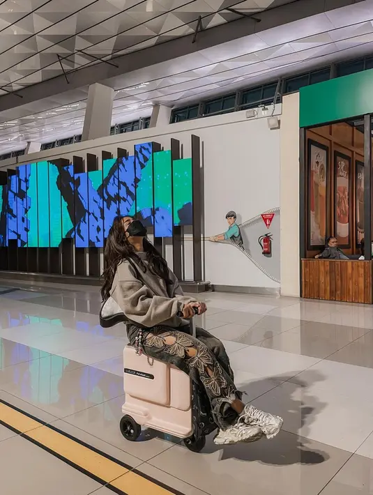 Banyak netizen bahkan meminta Fuji untuk tidak memotong pendek rambutnya lagi. [Foto: Instagram/fuji_an]