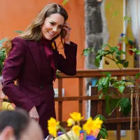 Intip bagaimana Kate Middleton mendaur ulang busananya untuk tampil elegan di setiap kesempatan (Photo by Ben Birchall / POOL / AFP)