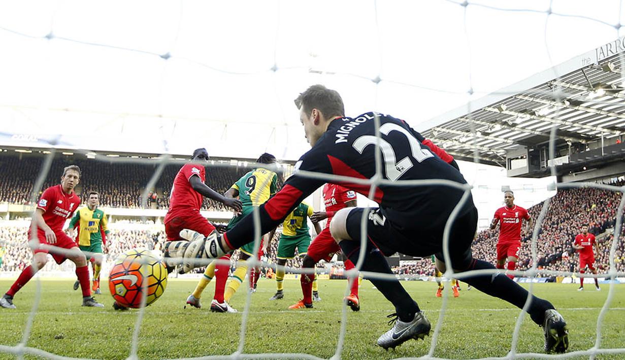 Pemain Norwich, Dieumerci Mbokani, mencetak gol ke gawang Liverpool. Laga berlangsung ketat dan terjadi balas membalas gol. (Reuters/John Sibley)