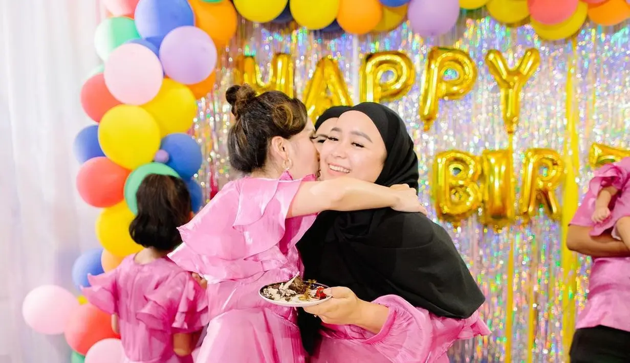 "Pake baju pendek amat smpe beradu sm yg didlm," tulis fresya_bella. "Y gc usah pake buka rok jg kali.." tulis akun alpin26. [Instagram/simplymoment.id]