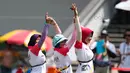 Tim Panahan Putri Indonesia beregu recurve, merayakan keberhasilan meraih medali perak usai tampil di MSN Archery Centre, Kuala Lumpur, Malaysia, Selasa (21/8). Indonesia kalah dari Malaysia dengan skor 1-5. (Bola.com/Liputan6/Faizal Fanani)