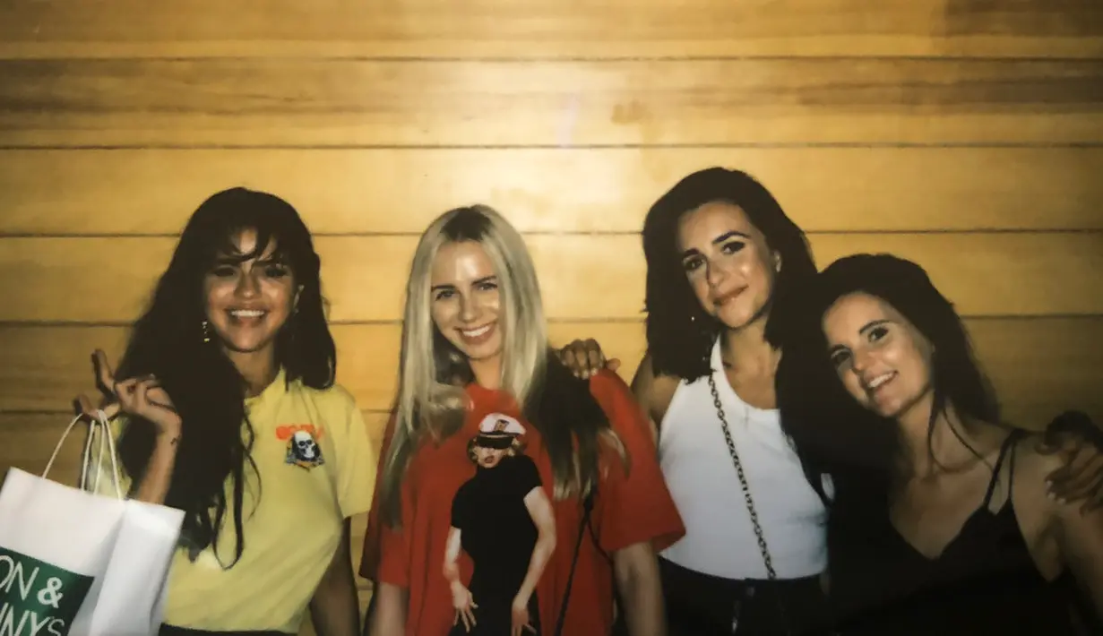 Selena Gomez membuat tato kembar bersama dengan tiga orang sahabatnya, Raquelle Stevens, Courtney J Barry dan Ashley Cook. (instagram/selenagomez)