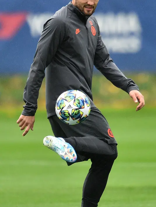Gelandang Chelsea Mateo Kovacic mengontrol bola saat sesi latihan tim di Cobham Chelsea di Stoke D'Abernon, London (1/10/2019). Chelsea akan bertanding melawan wakil Prancis, Lille pada grup H Liga Champions. (AFP Photo/Glyn Kirk)