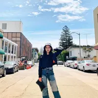 OOTD Maudy Ayunda berikut ini bisa kamu tiru untuk hangout. Padukan crop bomber jacket dengan high waist jeans. Sebagai pemanis, kenakan aksesoris berupa bucket hat. (Instagram/maudyayunda).