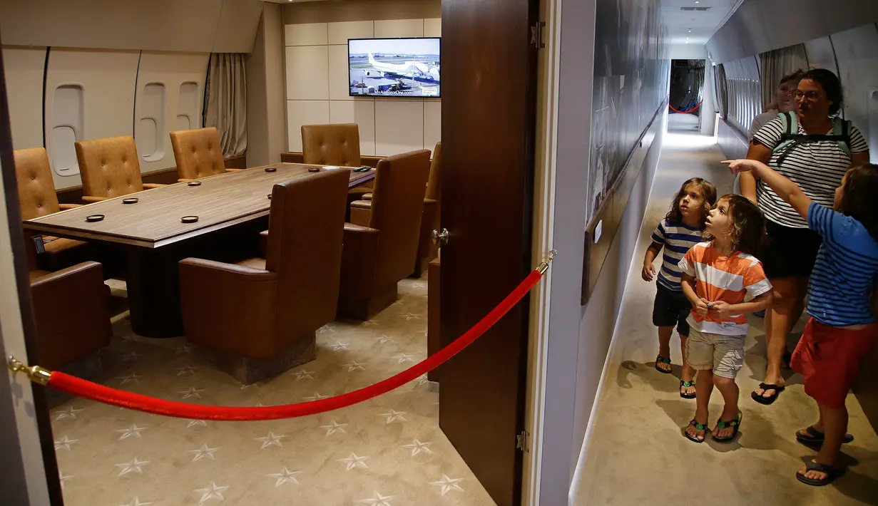 Pengunjung melihat ruangan kepresidenan ketika pameran Air Force One Experience di North Kingstown, 18 September 2017. Replika pesawat kepresidenan AS Air Force One ini lengkap dengan ruangan-ruangan yang digunakan presiden. (AP Photo/Stephan Savoia)